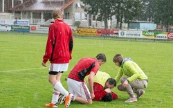 Cầu thủ trẻ bị sét đánh tử vong ngay trên sân