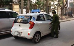 Đình chỉ công tác lái xe taxi “phớt lờ” cảnh sát lấy thân chặn xe