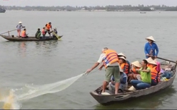 Du khách say sưa cùng ngư dân quăng chài, lắc thuyền thúng