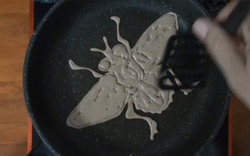 “Tròn mắt” với nghệ thuật vẽ bánh pancake siêu đẳng trên chảo nóng 