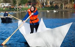 Video: “Khó tin” thuyền giấy có thể chở người trên hồ