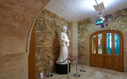 Nhà triển lãm phủ nhận “hắt hủi”  tượng cựu Thủ tướng Anh bị rơi đầu