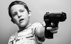 Mỹ: Bé 3 tuổi bắn trọng thương cả bố lẫn mẹ
