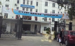 Thanh Hóa: Treo băng rôn có chữ “Cup Men&#39; Vodka” tại cổng Sở Văn hóa 