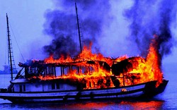Tàu ngủ đêm bốc cháy dữ dội trên vịnh Hạ Long