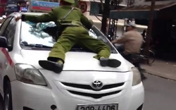 “Chở” cảnh sát trên capô, tài xế taxi bị đánh giữa phố