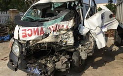 Quảng Ngãi: Xe tải đối đầu xe cấp cứu, 7 người bị thương