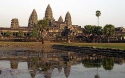 Trục xuất hai nữ du khách Mỹ chụp ảnh “nóng” tại đền Angkor
