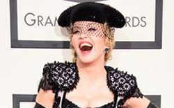 Madonna khoe trọn vòng 3 trên thảm đỏ Grammy
