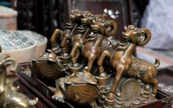 Chiêm ngưỡng dê đồng giá bạc triệu ở chợ đồ cổ Hà Nội