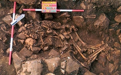 Hai bộ xương &#39;ôm nhau&#39; suốt 6.000 năm