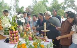 Ngày đầu năm, mộ ông Nguyễn Bá Thanh phủ đầy hoa 