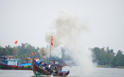 Tàu thuyền “tung khói trắng” xuất bến lấy lộc đầu năm