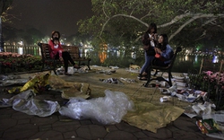 Hà Nội: Hồ Gươm ngập rác sau màn bắn pháo hoa rực rỡ