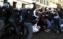 Cận cảnh vụ ẩu đả giữa CĐV Feyenoord với cảnh sát Roma