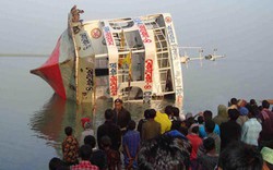 Bangladesh: Phà chở 100 người lật úp trên sông