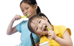  Vì sao không nên để trẻ dưới 8 tuổi tự đánh răng?