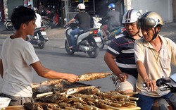 Người Sài Gòn đổ xô đi mua cá lóc nướng cúng Thần Tài