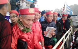 Các bậc cao niên Kinh Bắc hào hứng đi xem Hội chọi trâu