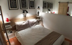 Phòng ngủ chỉ 6,3m² vẫn rộng rãi nhờ mẹo trang trí thông minh