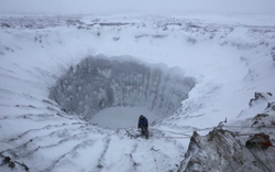 Nguy hiểm rình rập trong hố băng bí ẩn ở Siberia