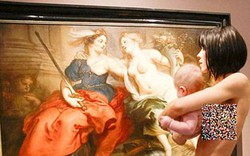 Nữ nghệ sĩ trút bỏ xiêm y trong bảo tàng khiến du khách “đỏ mặt”
