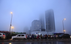 Hà Nội: Nhiều nhà cao tầng bị sương mù “nuốt chửng” 