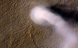 &#39;Quỷ bụi&#39; khổng lồ trên Sao Hỏa