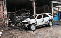 Hà Nội: Cháy cửa hàng tạp hóa, nhiều ô tô bị thiêu rụi