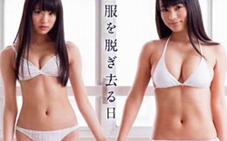 Bức ảnh 2 người mẫu mặc bikini gây “bão” ở Nhật