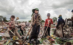 Ảnh: Trẻ em mưu sinh bằng nghề bới rác ở Campuchia