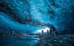 Vẻ đẹp huyền ảo dưới dòng sông băng ở Iceland