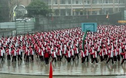 TQ: Bắt học sinh đứng giữa trời mưa đón đoàn thanh tra