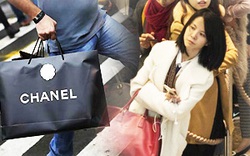 Người Trung Quốc xếp hàng đổ xô mua Chanel hạ giá