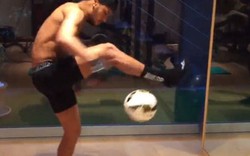 Clip Neymar phô diễn kĩ thuật “tiện thể” bán nude khoe thân