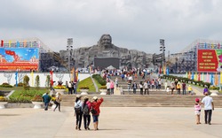 Dân đổ về tham quan tượng đài Mẹ Việt Nam Anh hùng