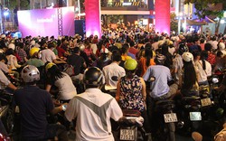 Hàng nghìn người xếp hàng chờ nhận đồ ăn miễn phí ở Sài Gòn 