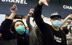 HK: Biểu tình phản đối cách Chanel giảm giá đồ hiệu