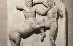 Vì sao những bức tượng Hy Lạp cổ đại thường... khỏa thân?