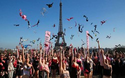 Phụ nữ Pháp tung áo lót kêu gọi phòng chống ung thư vú