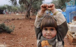 Ám ảnh em bé 4 tuổi Syria giơ tay đầu hàng máy ảnh 