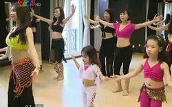 Phụ nữ và trẻ em thích thú học Belly dance