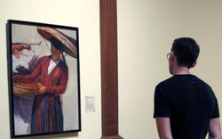 Người xem thích thú tranh Việt tại bảo tàng quốc gia Singapore
