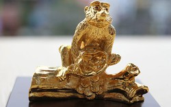 Tượng khỉ mạ vàng ròng tiền triệu hút khách dịp Tết