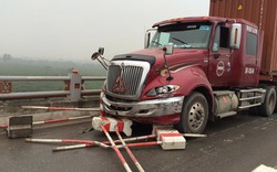 HN: Xe container "làm xiếc" trên cầu, 3 người bị thương