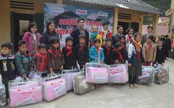 Tặng 1.000 chăn ấm cho học trò nghèo vùng cao: Sưởi ấm những tâm hồn thơ trẻ