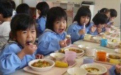 Hàng ngàn kg rau bẩn/ngày đưa lên bàn ăn học sinh Hà Nội
