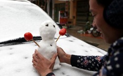 Ảnh: Du khách thích thú nặn người tuyết ở Sa Pa
