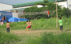 Thông tin đường dây nóng: Thiếu sân chơi thể thao cho trẻ
