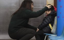Hong Kong: Phụ huynh vẫn đưa con đi học dù trường đóng cửa vì rét